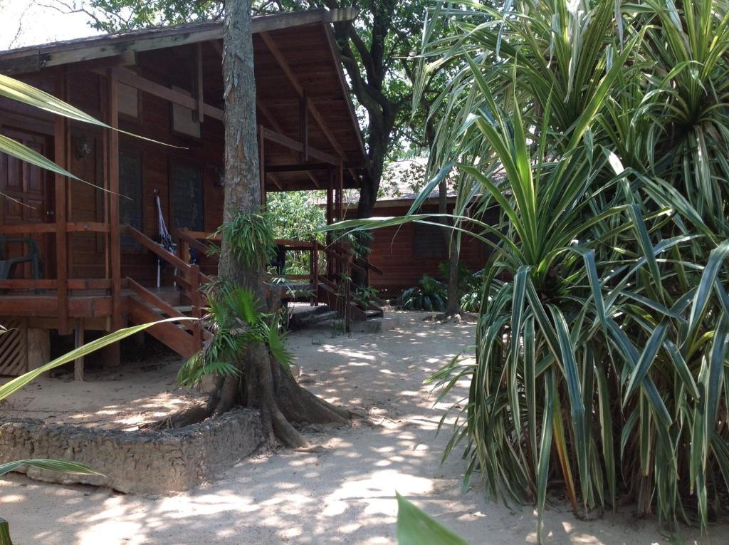 Half Moon Resort (Adults Only) West End Luaran gambar